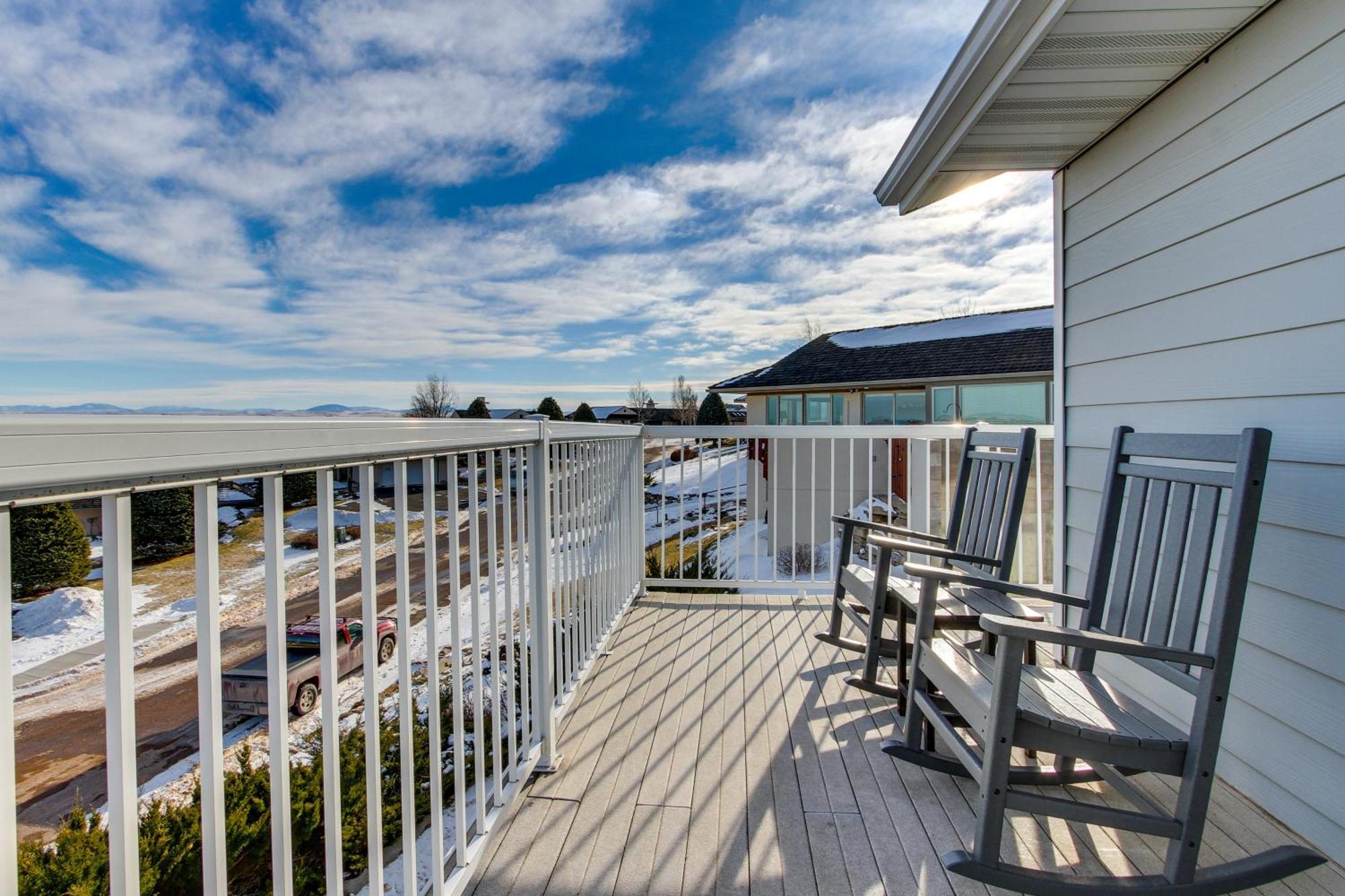 Inviting Great Falls Home With Wraparound Deck! Extérieur photo