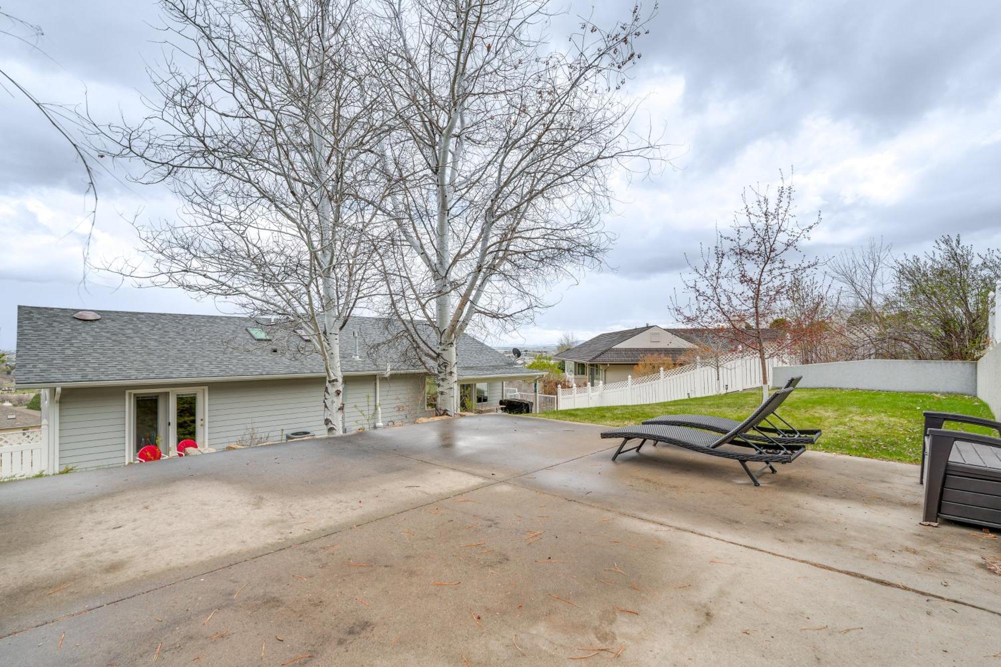 Inviting Great Falls Home With Wraparound Deck! Extérieur photo