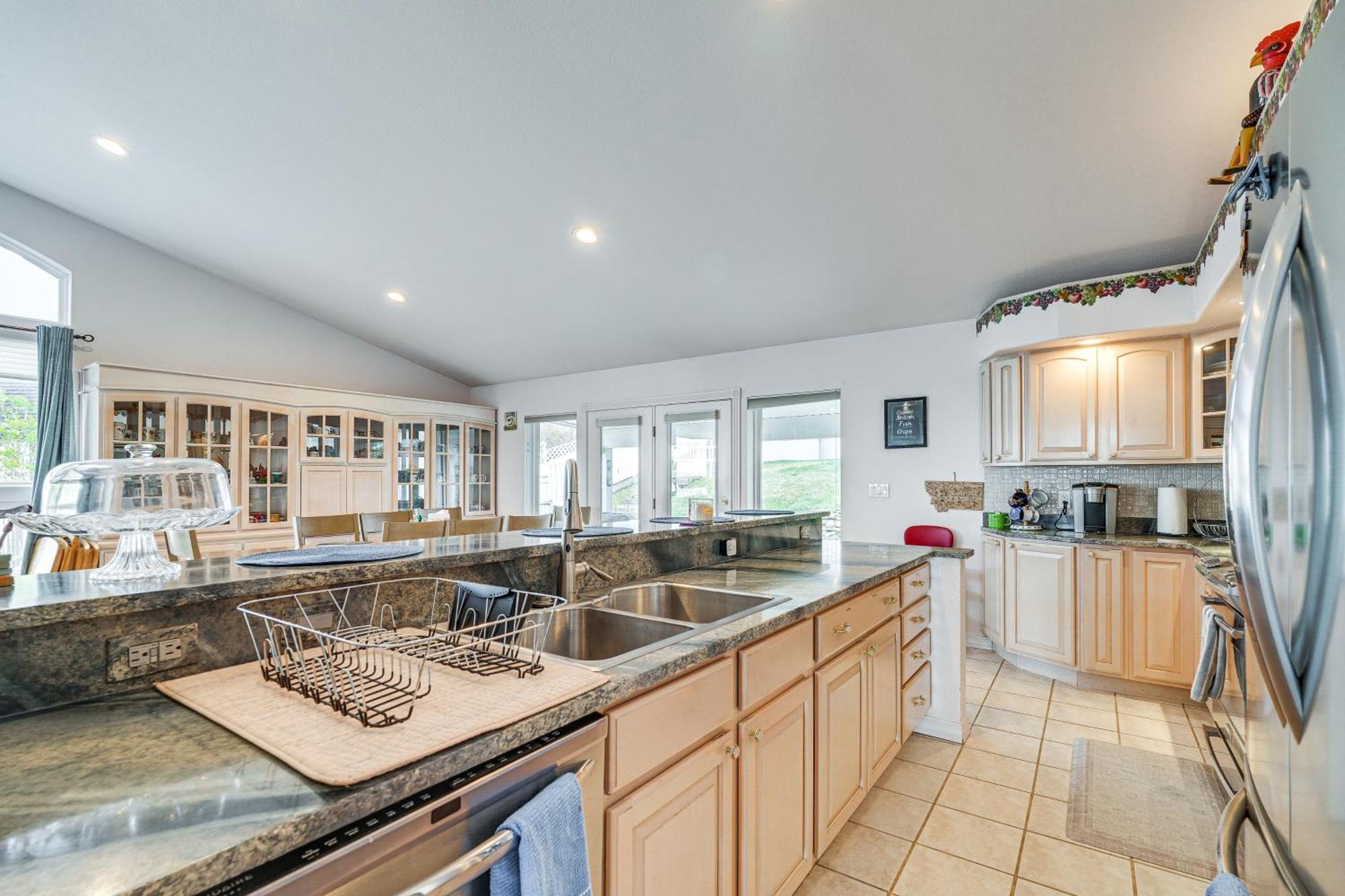 Inviting Great Falls Home With Wraparound Deck! Extérieur photo