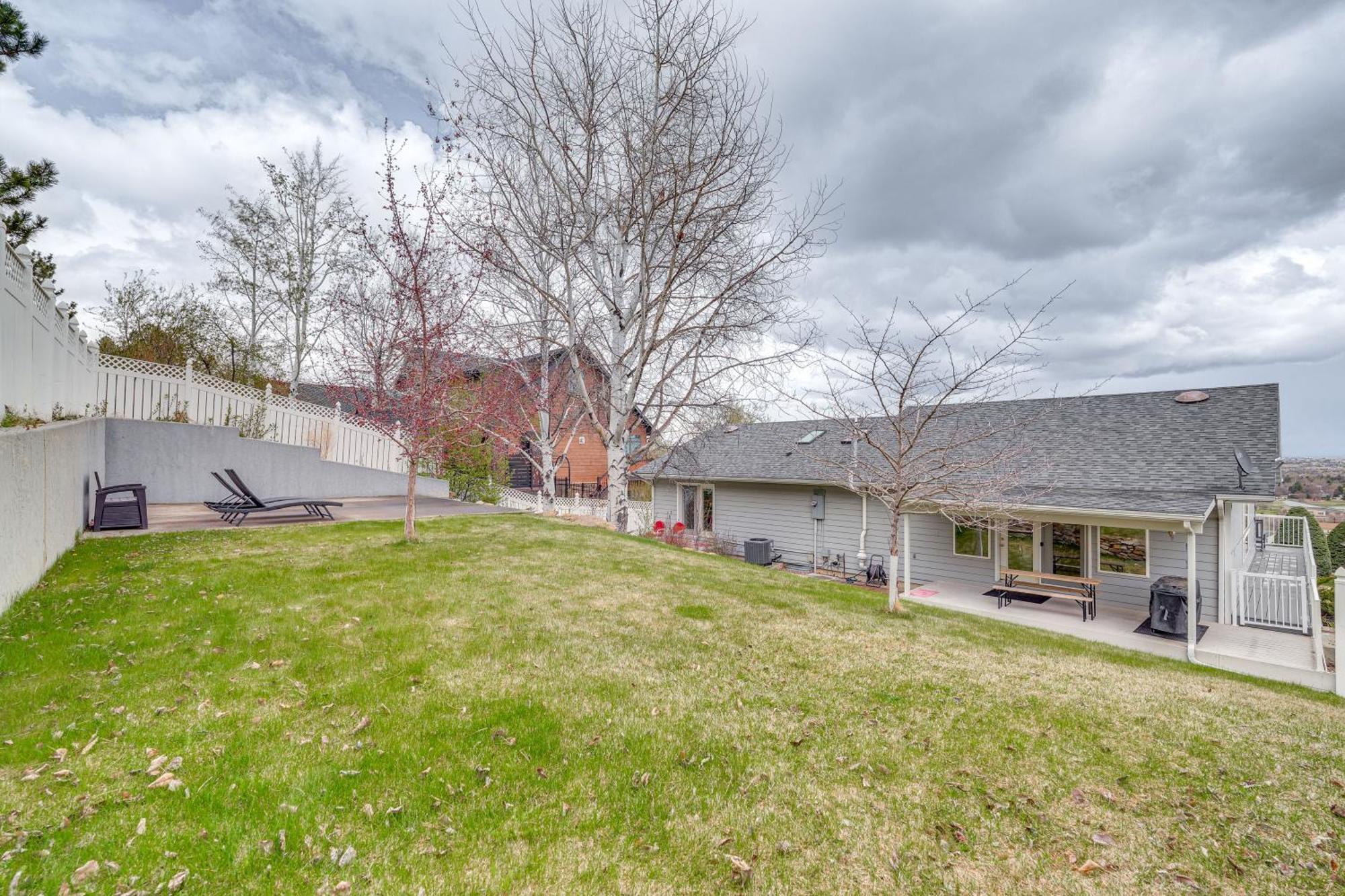 Inviting Great Falls Home With Wraparound Deck! Extérieur photo
